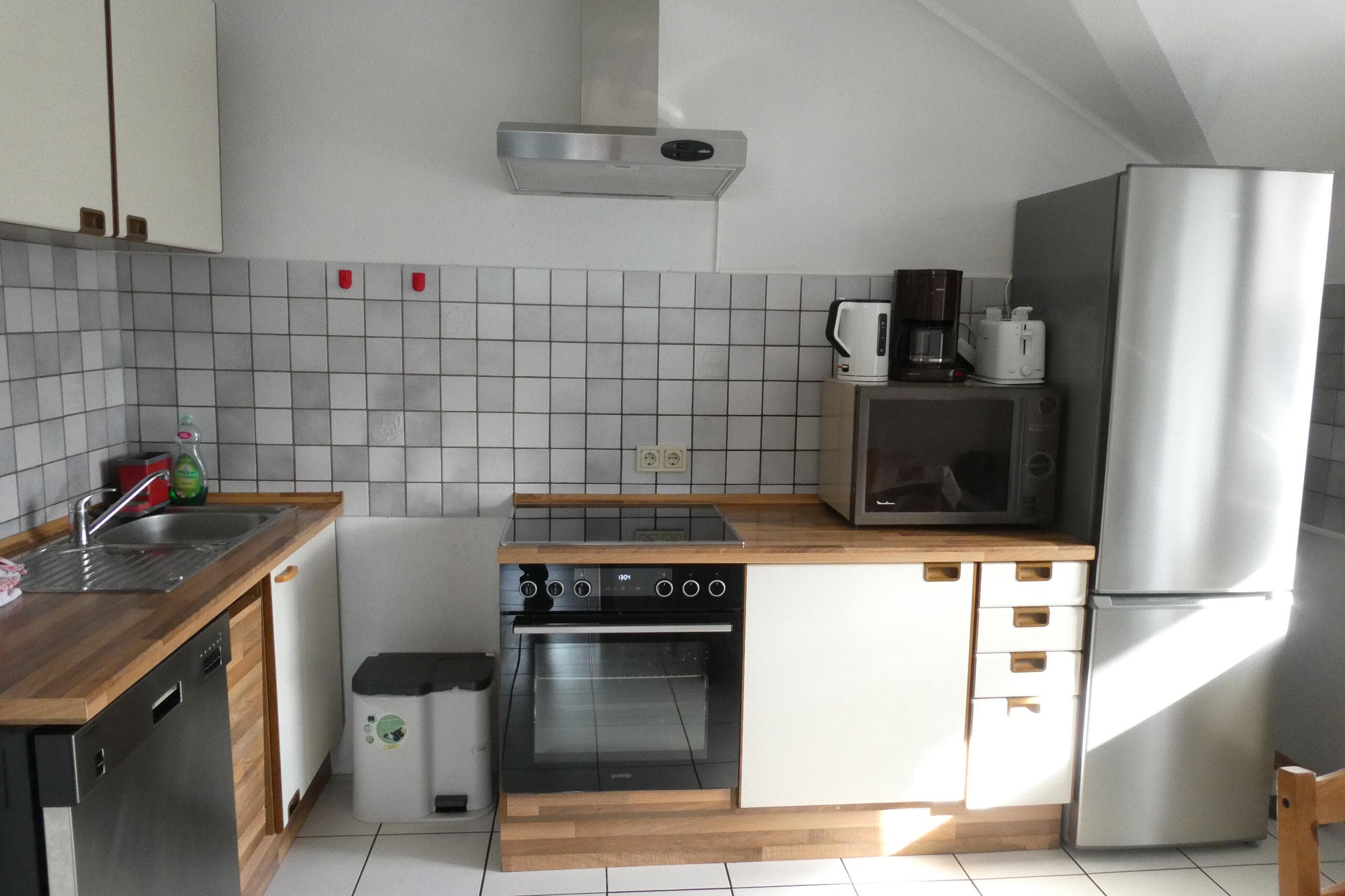 Fully equipped kitchen with stove, oven and fridge